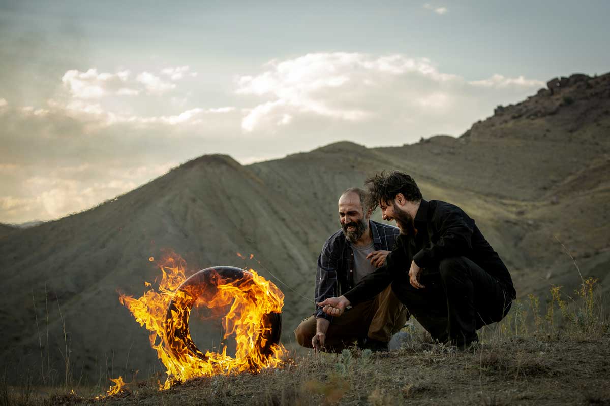 جواد عزتی و هادی حجازی‌فر در نمایی از فیلم «آتابای»