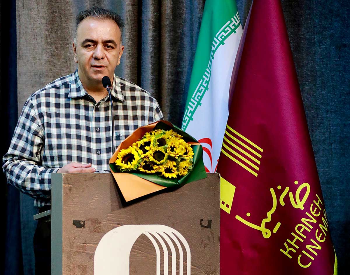 امید نجوان در مراسم یادبود مهران زینتبخش امید نجوان در مراسم یادبود مهران زینتبخش
