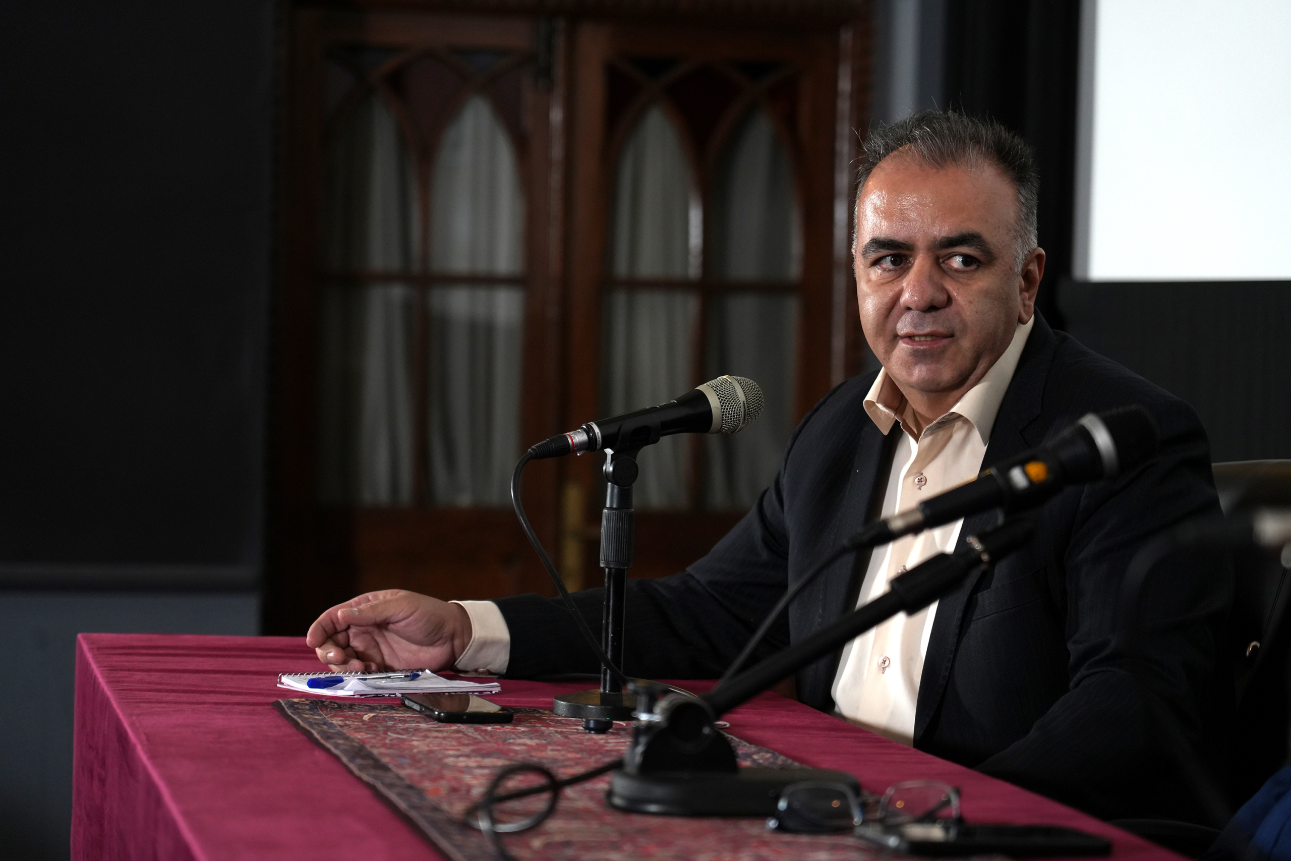 امید نجوان در جلسهی نقد و بررسی فیلم «عبور از نمیدانم» امید نجوان در جلسهی نقد و بررسی فیلم «عبور از نمیدانم»