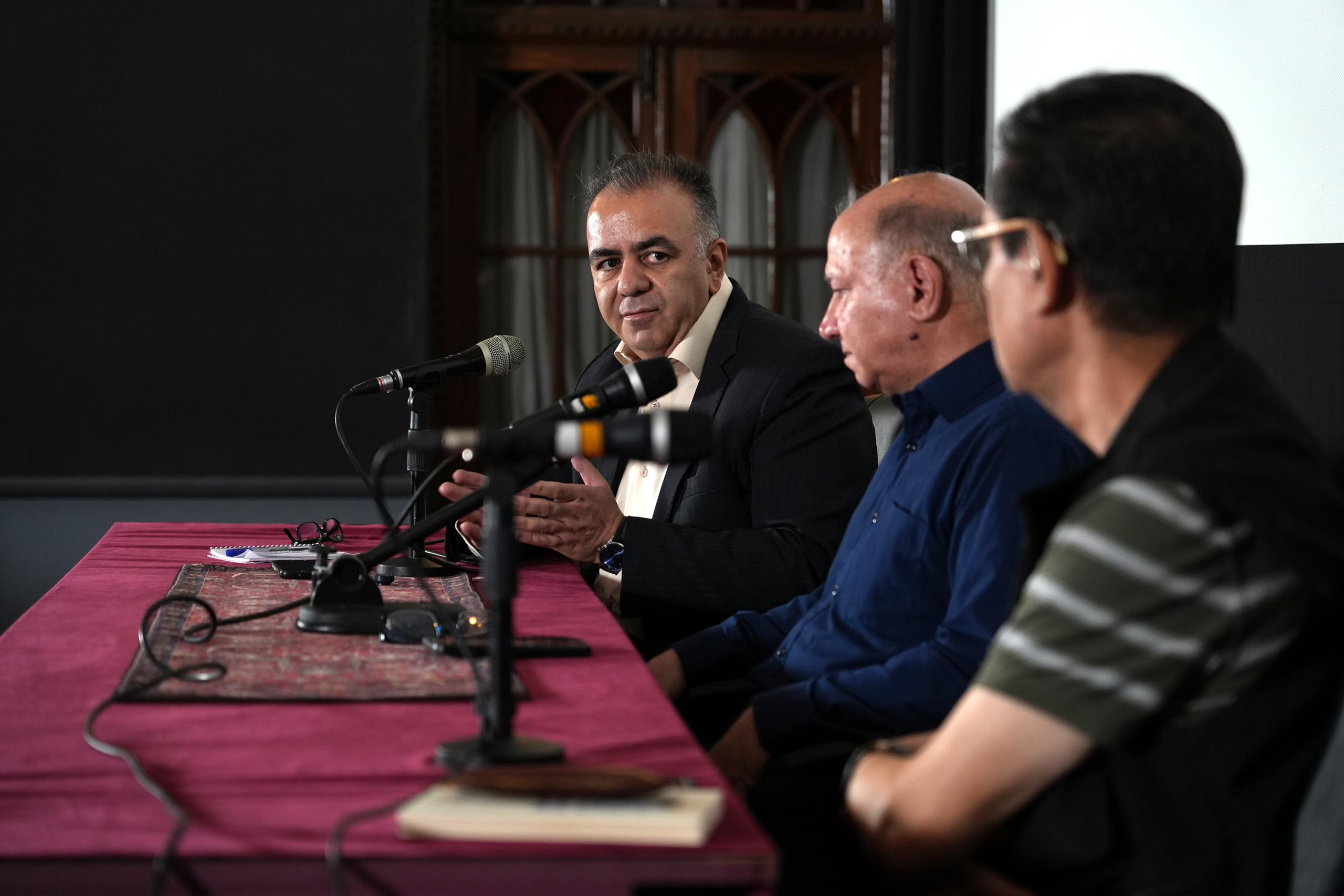 امید نجوان در جلسهی نقد و بررسی فیلم «عبور از نمیدانم» امید نجوان در جلسهی نقد و بررسی فیلم «عبور از نمیدانم»